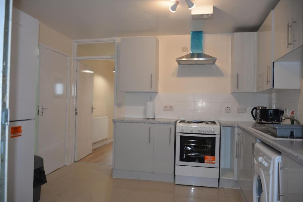 London 4 Bedroom House Εξωτερικό φωτογραφία